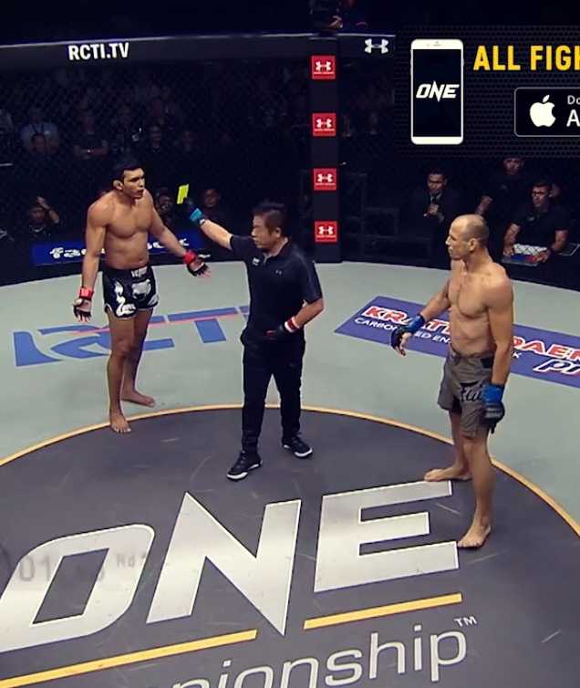 Luis Santos receiving a yellow card in One Championship